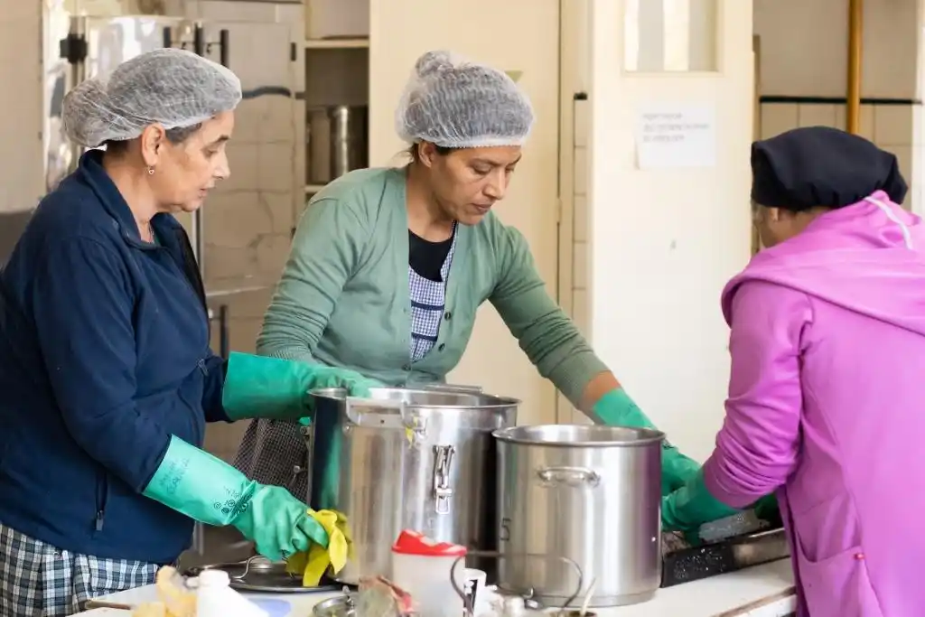 El corazón enorme de quienes cocinan cada día para centenares de alumnos
