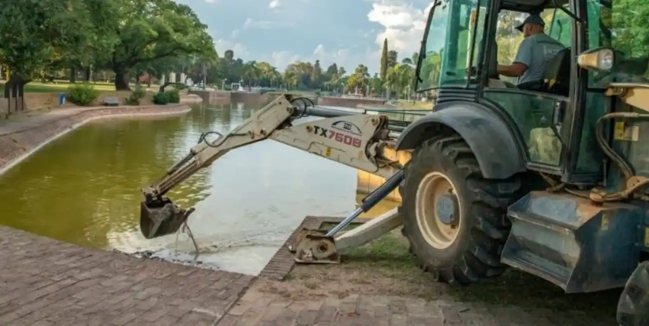 Estos trabajos consisten en extraer los sedimentos del fondo del lago.