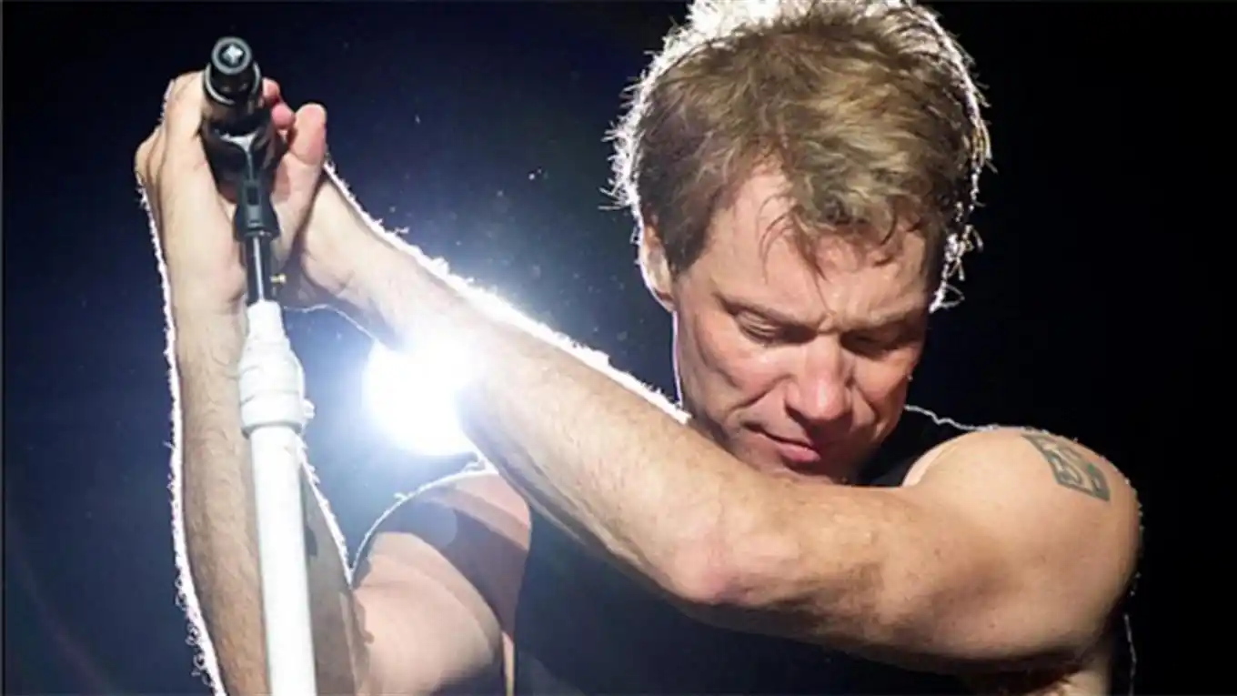 El mal momento de Jon Bon Jovi sobre el escenario