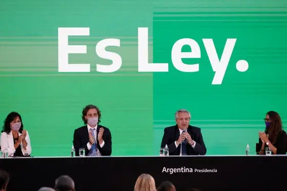 Fernández promulgó la ley y ya rige el aborto legal en la Argentina