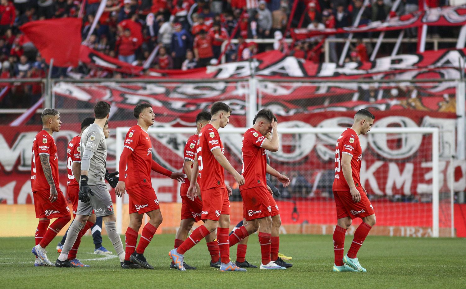 Incidentes entre hinchas y la policía tras el partido