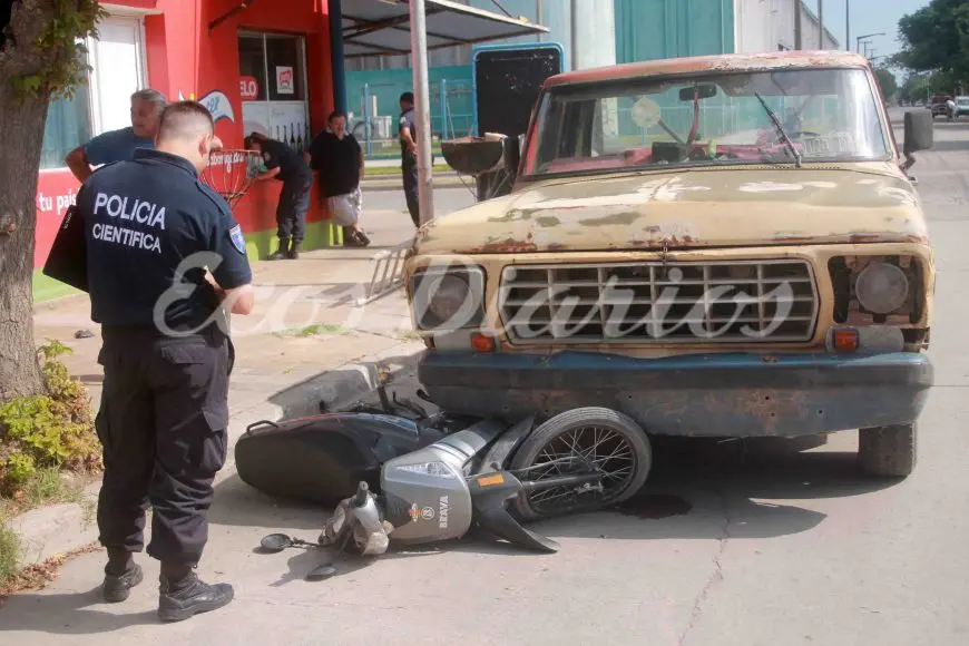 Chocó su moto contra una camioneta y sufrió heridas