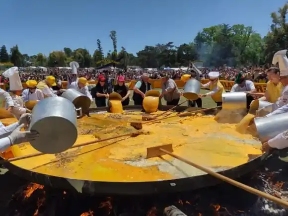 Saavedra celebra la 26º Fiesta del Omelette Gigante con 20 mil huevos y cierre musical de Amar Azul