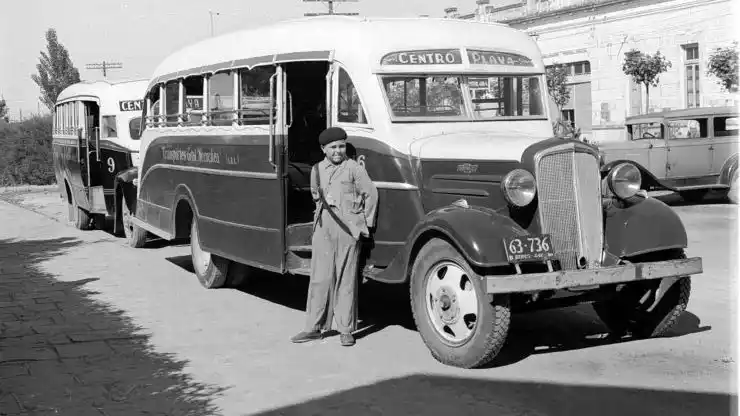 A más de cien años del primer servicio de colectivos