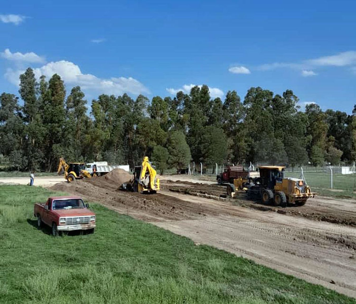Primeros movimientos para la construcción de tres casas en un barrio