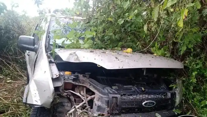 Chocaron de frente un camión y una camioneta: un hombre fue internado con graves heridas
