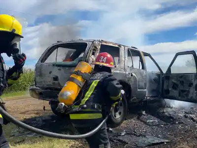 Incendio total de un vehículo en la zona rural de Venado Tuerto