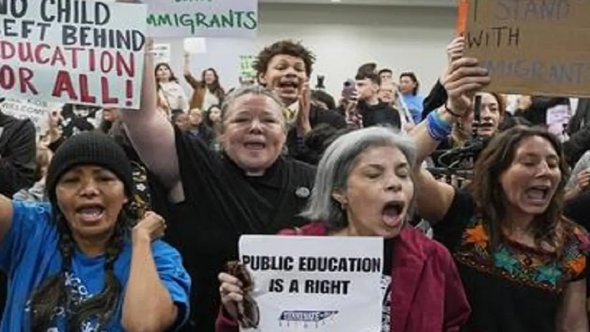 TRUMP hace caída y mesa limpia en el Departamento de Educación: despedirá a casi la mitad del personal