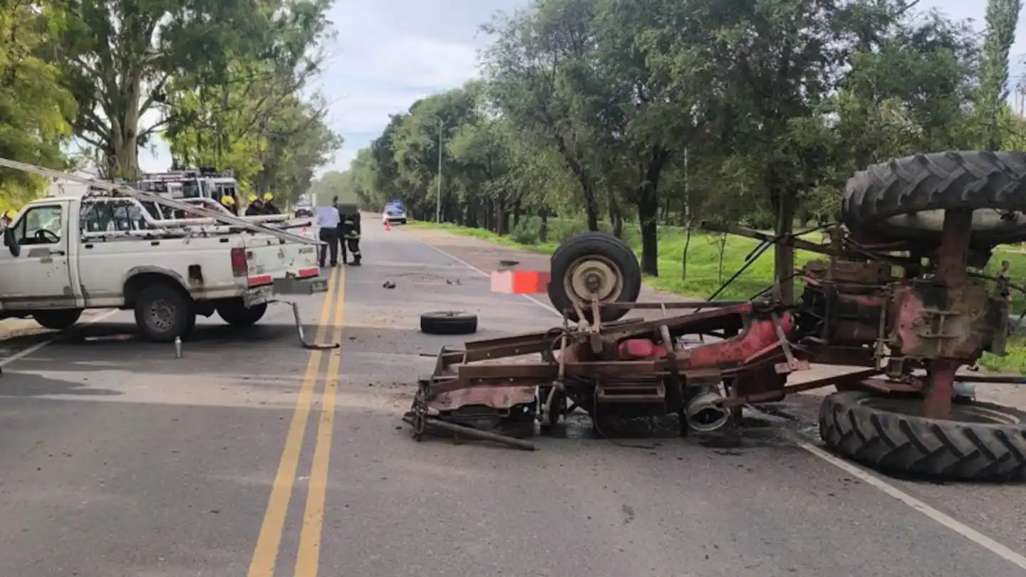 Tragedia en una ruta cordobesa: un joven de 23 años murió al volcar con su tractor