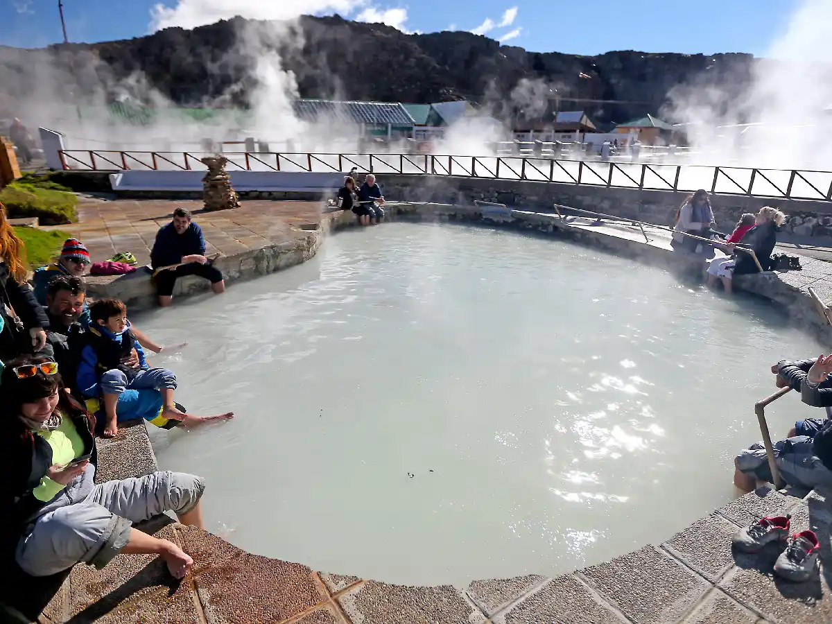 Las Termas de Copahue ofrecen capacitar médicos con algas, fango y vapor del volcán