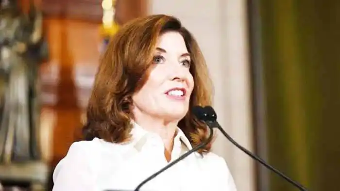 La nueva gobernadora de Nueva York reconoce 12.000 muertos por covid que su antecesor Cuomo ocultó