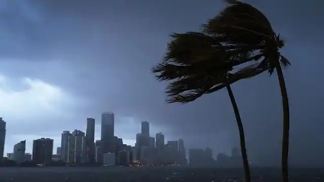 Irma avanza con vientos sostenidos de 205 km/h