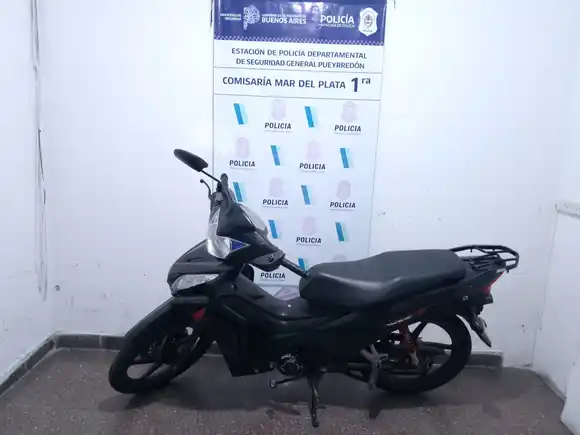 Dos menores detenidos tras robar una moto y huir por el centro
