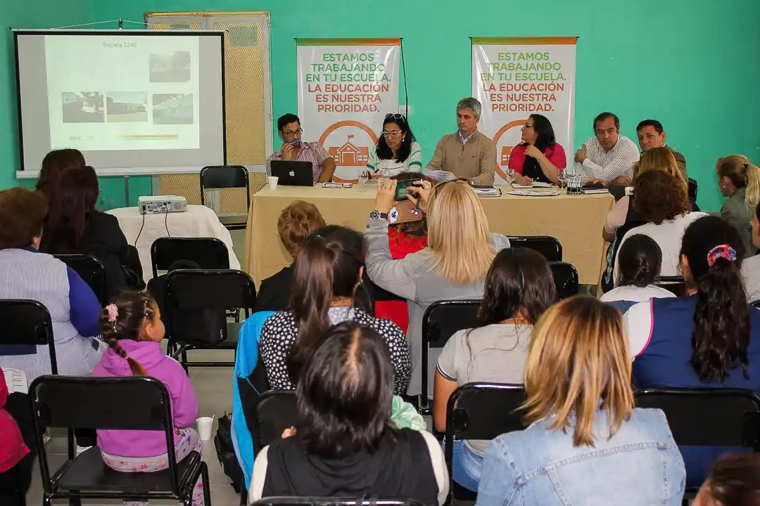 VGG: entrega de planos a escuelas y reconocimiento a cooperadores escolares