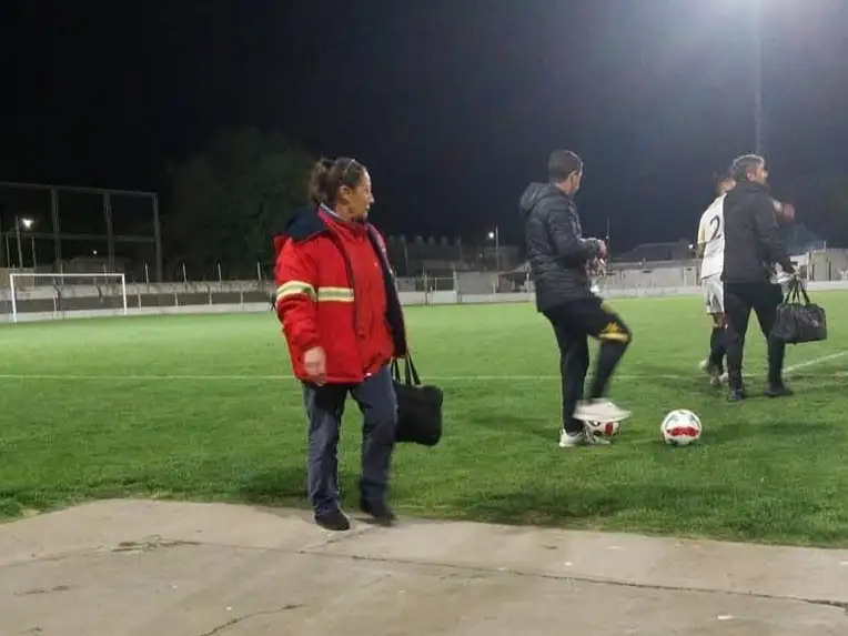 Silvia, una de las enfermeras que trabaja junto al fútbol de Tandil.