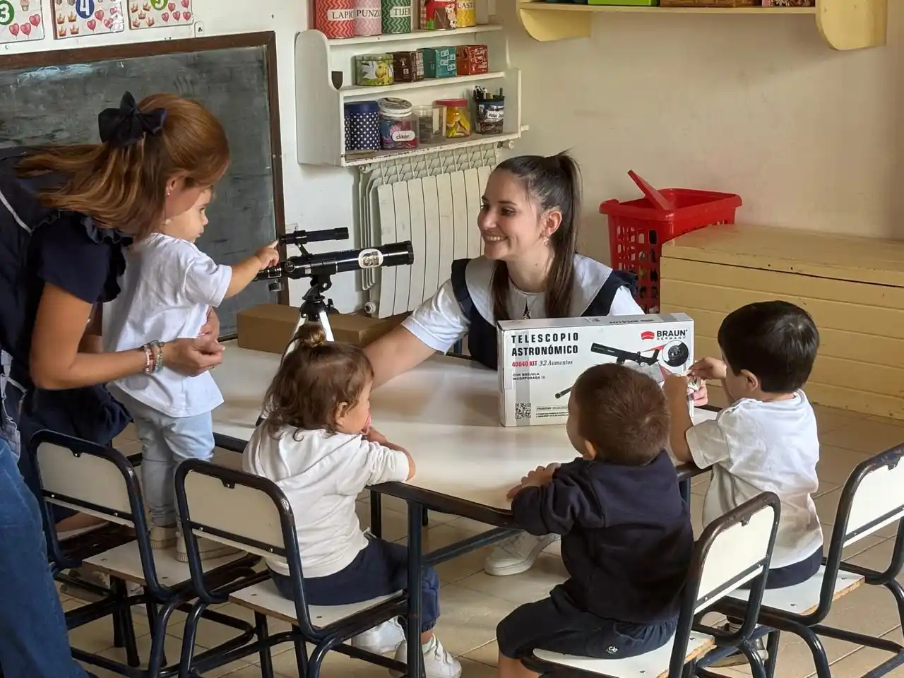 Jardín “TRULALA” recibió como obsequio un telescopio