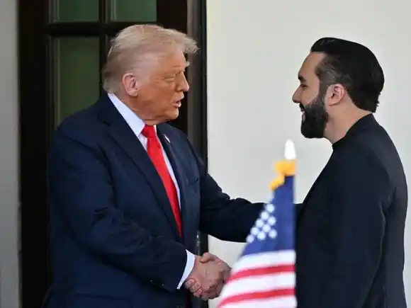 El estadounidense deportado por error continuará preso en El Salvador