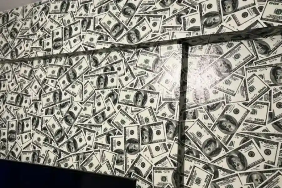 Estafadores condenados tenían la casa empapelada con imágenes de billetes