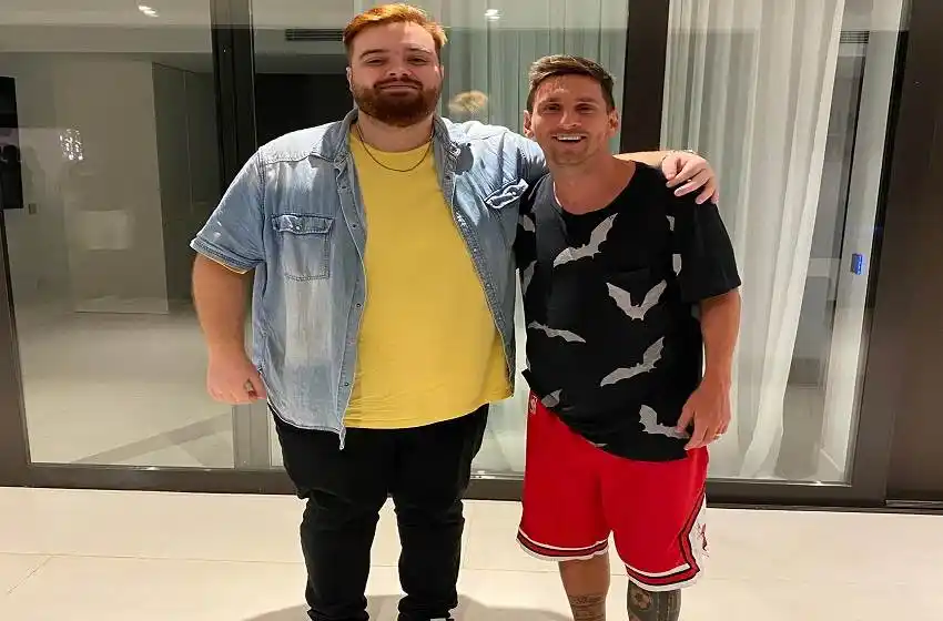 Los streamers Ibai Llanos y Coscu se llevaron su foto con Messi en la cena despedida de Barcelona