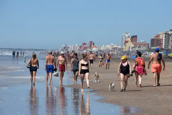 Menos turistas y más viajes al exterior: el balance del verano