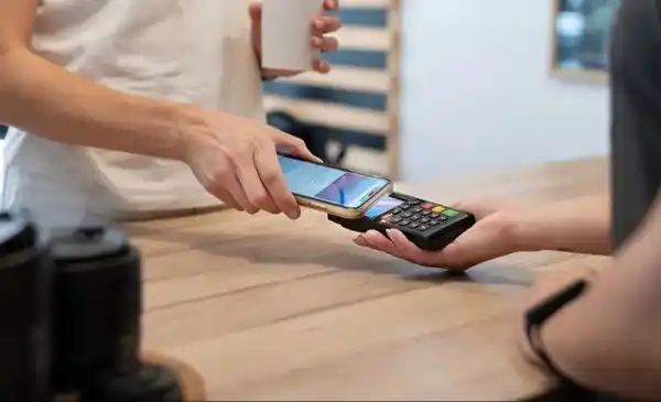 El Gobierno autorizó el pago electrónico de las propinas en comercios