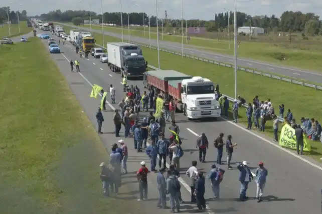 Protesta de camioneros en la autopista a Buenos Aires