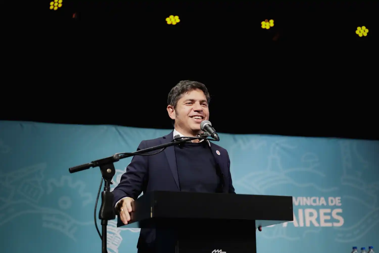 El Gobernador Axel Kicillof encabezó la entrega de 347 escrituras gratuitas y netbooks en Chascomús, en un acto que reafirma el rol del Estado como garante del derecho a la vivienda y la educación.