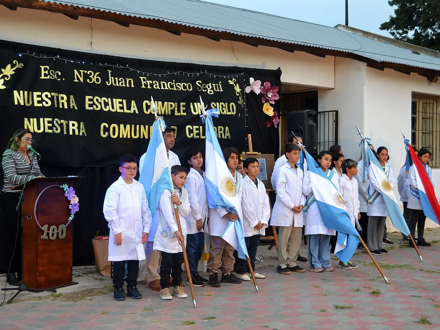 El director Ramón Velázquez junto a abanderados de las escuelas 36, 7, 37 y 69.