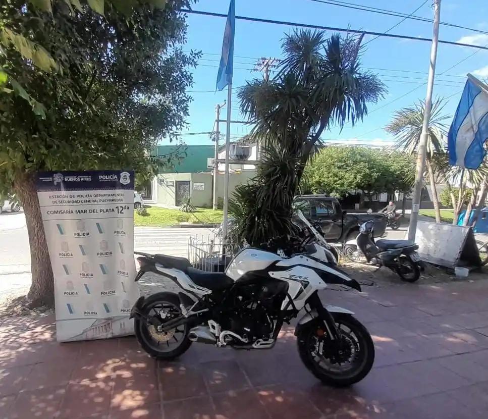 Dos menores de 14 y 15 años manejaban una moto robada y otra sin papeles