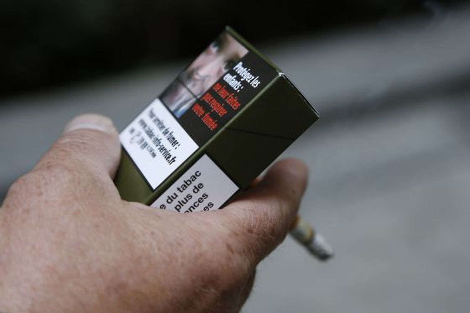 Un hombre amputado tras un tiroteo descubrió su pierna en la foto de una caja de cigarrillos
