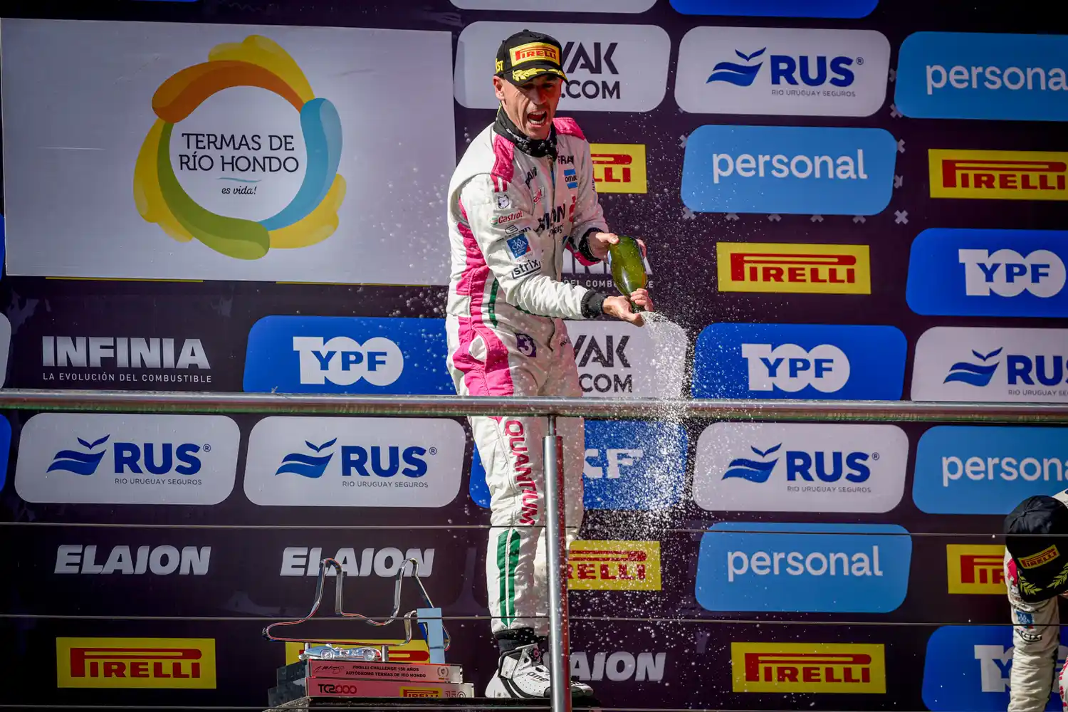 Pernía, en el podio santiagueño. (Foto web TC 2000).