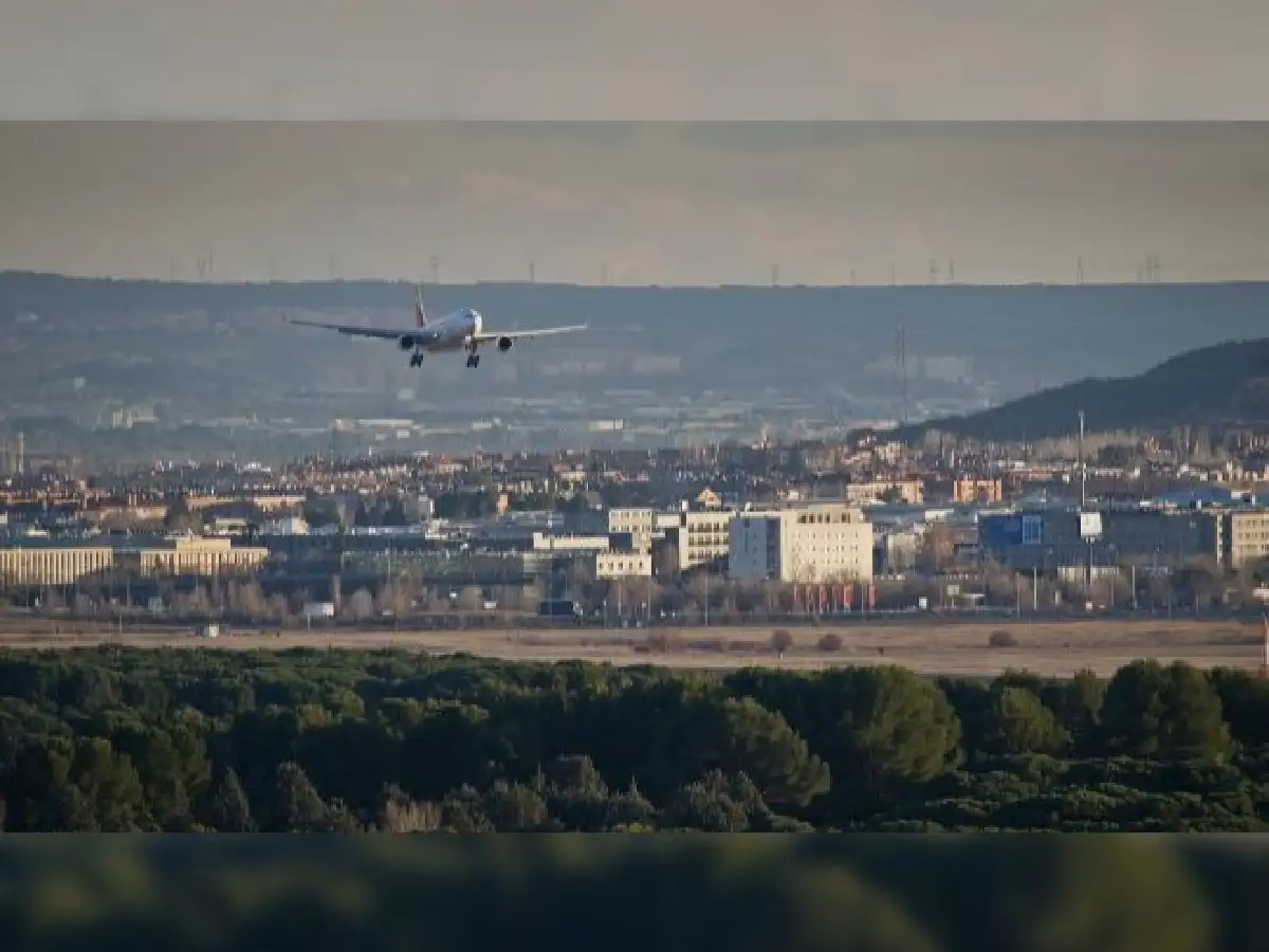 Un avión intenta aterrizar de emergencia por daños en una rueda