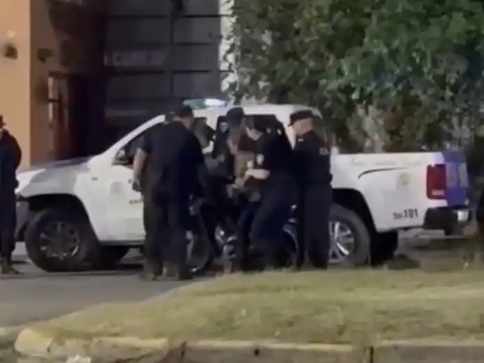 Una mujer se negó a entregar su moto luego de cometer una infracción y terminó detenida