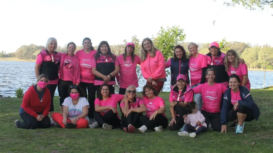 "Rosas del mar": mujeres que reman tras el cáncer de mama