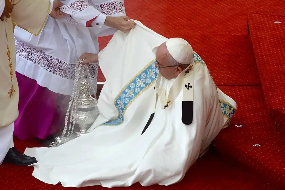 Video: El papa Francisco se cayó durante una misa