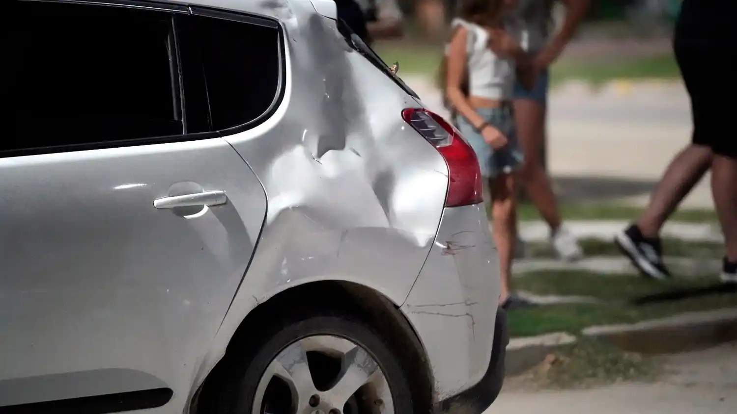 Abolladuras. En el vehículo Peugeot involucrado anoche en el siniestro