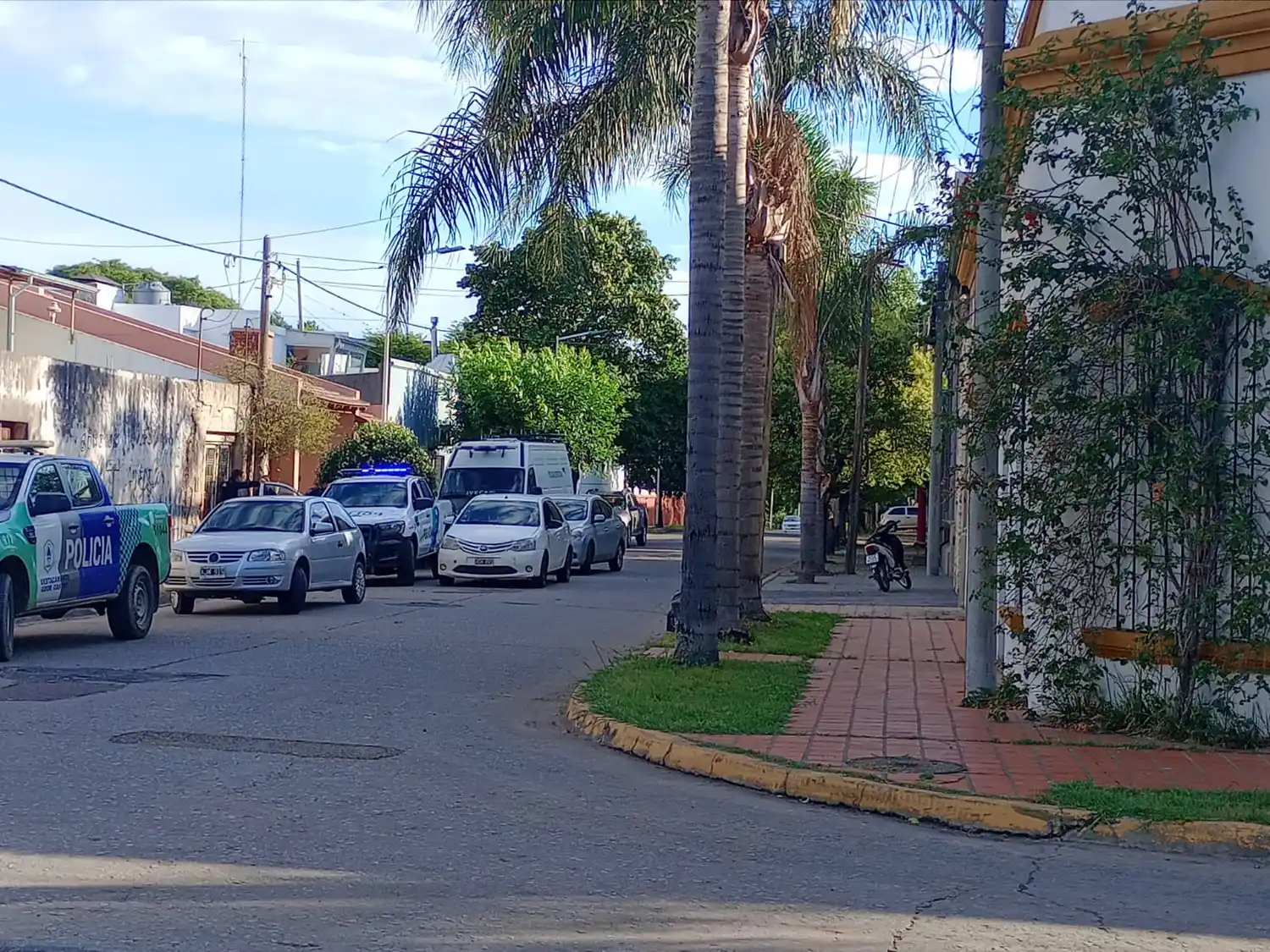 Lo asaltaron, lo golpearon, le “dieron vuelta la casa” y se llevaron la plata, el auto y la moto