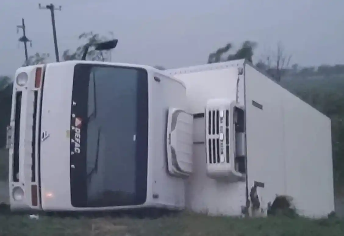 En medio de un fuerte temporal, volcó un camión de gran porte sobre una ruta entrerriana