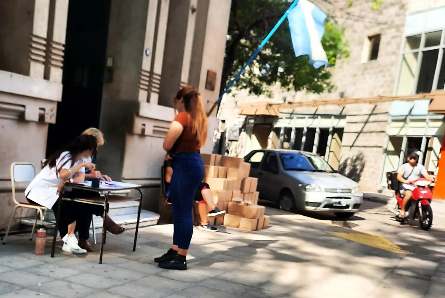 Las familias retirarban la caja con alimentos en cada escuela.