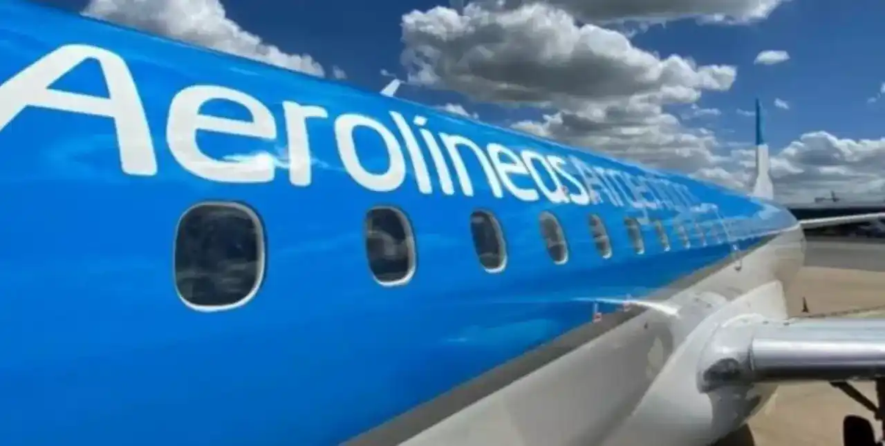 Investigan una amenaza de bomba en un vuelo y detuvieron a una azafata