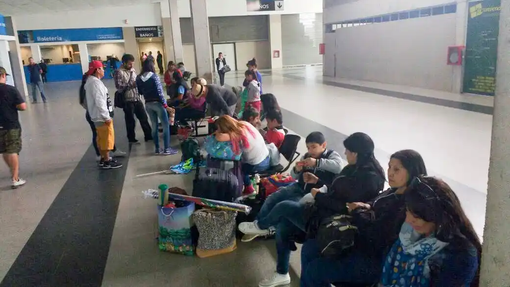 Turistas varados en la terminal por el paro de una empresa de transporte