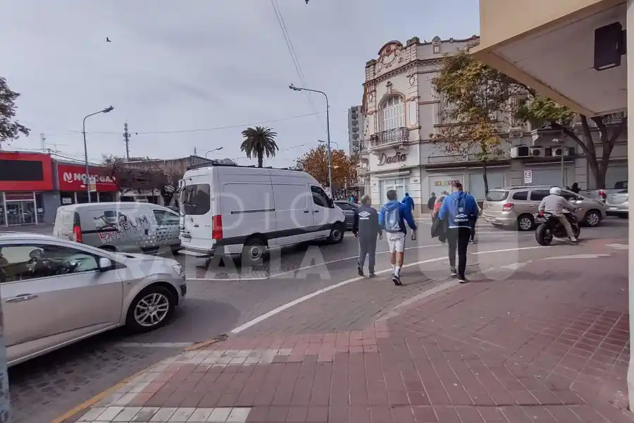 Caos de tránsito en el centro de la ciudad por un corte en el Bv. Santa Fe