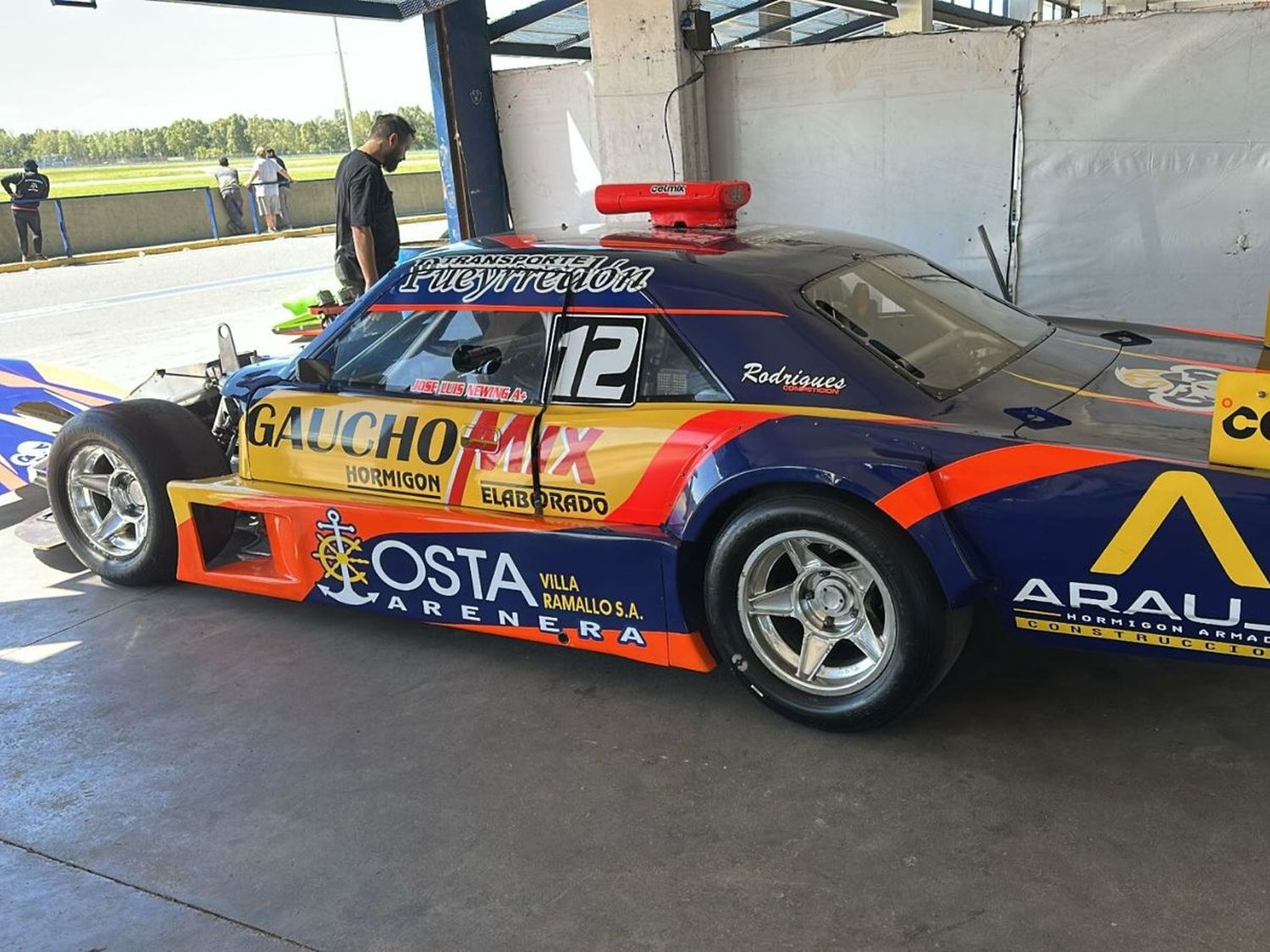 Newing terminó sexto en la primera carrera en La Plata