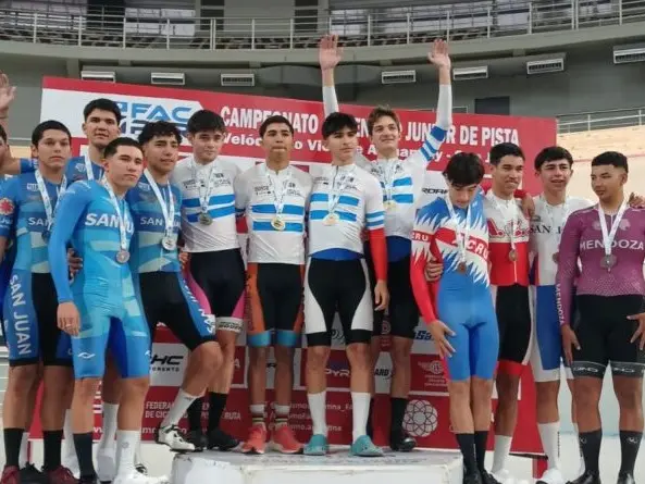 Los representantes de ACCOS y del Club Ciclista con grandes logros en San Juan.Foto: FACPyR