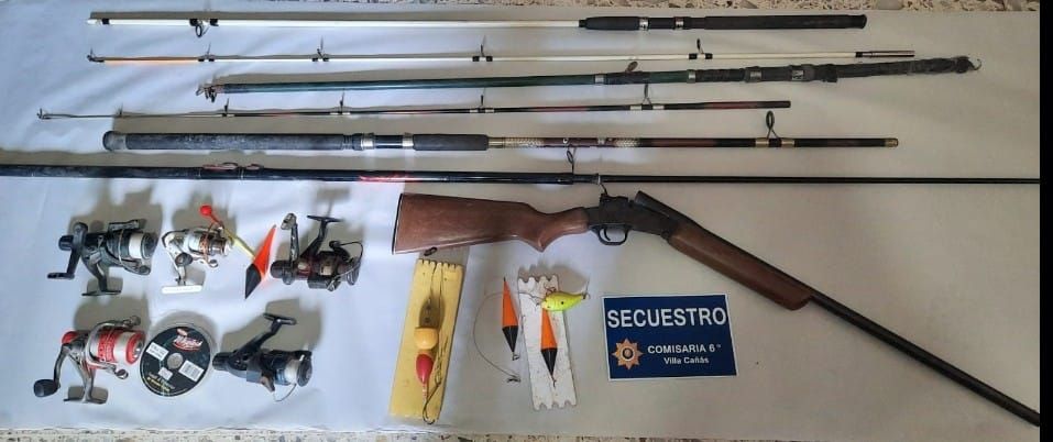 Las cañas y el arma secuestrada durante el operativo policial.