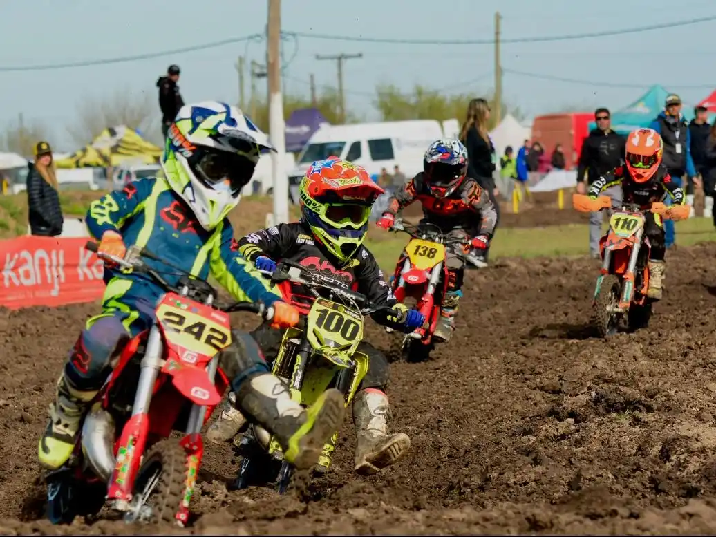 “Soy Valentino y corro en moto”: el piloto gualeyo que correrá en un latinoamericano de minicross