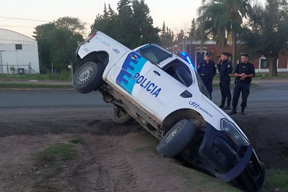 Así fue el accidente que terminó con un patrullero en una zanja