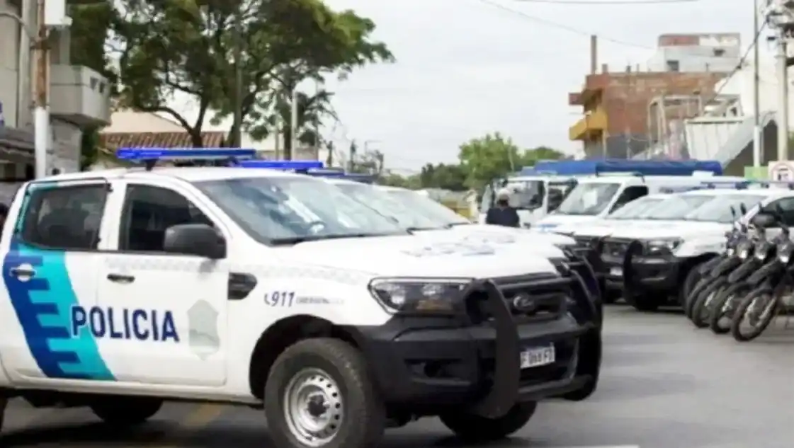 Insólito: robó, la Policía de Villa Gesell lo persiguió y se metió al mar para escapar