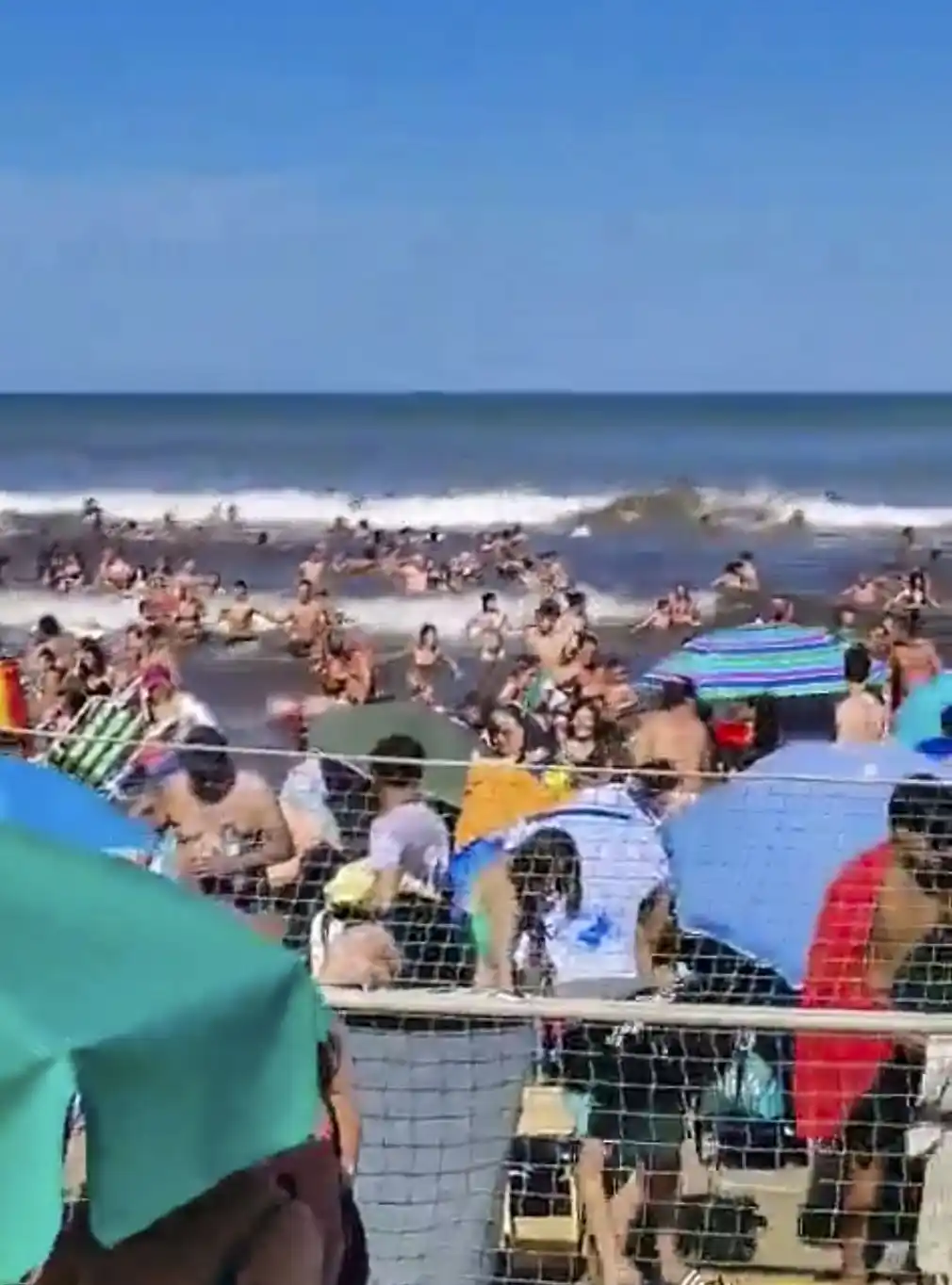 El fenómeno sorprendió a los cientos de bañistas en la Costa Atlántica.