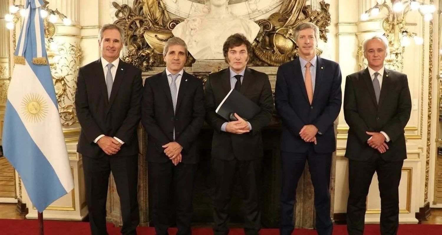 Javier Milei junto a su equipo económico. Crédito: Oficina del Presidente